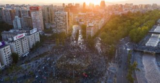 Copertina di Il Cile sceglie di cambiare la Costituzione iper-liberista varata da Pinochet. Il sì alle modifiche stravince con il 78% dei voti