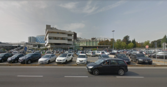 Copertina di Danneggiate nella notte più di 70 auto nel parcheggio dell’ospedale di Rimini: “È un attacco mirato al personale sanitario”