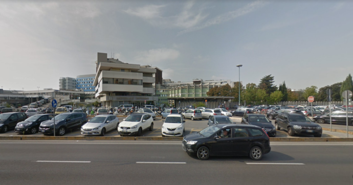 Danneggiate nella notte più di 70 auto nel parcheggio dell’ospedale di Rimini: “È un attacco mirato al personale sanitario”