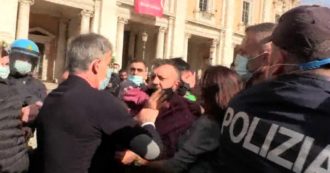 Copertina di Caos a Roma durante la protesta degli ambulanti: tensione e tafferugli con la polizia davanti al Campidoglio – Video