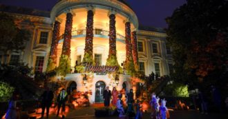 Copertina di Donald e Melania Trump festeggiano Halloween in anticipo (con due sosia)