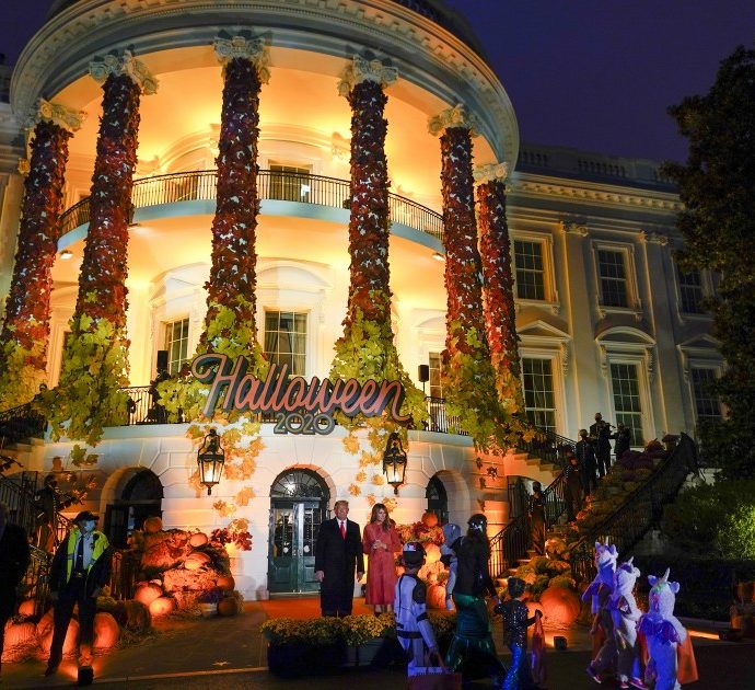 Donald e Melania Trump festeggiano Halloween in anticipo (con due sosia)