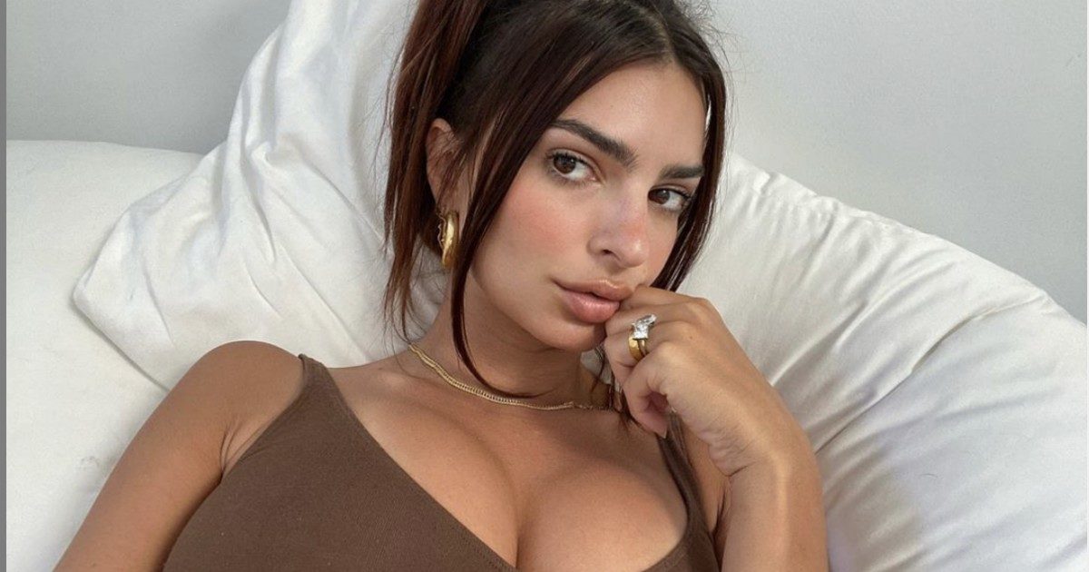 Emily Ratajkowski è incinta e annuncia: “Non riveleremo il genere del bambino. Quando avrà 18 anni ce lo farà sapere”