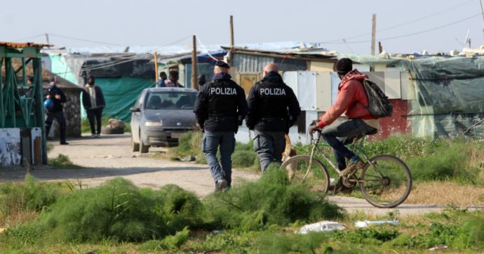 Omicidio nel ghetto di Borgo Mezzanotte dopo una lite tra migranti, un 25enne confessa