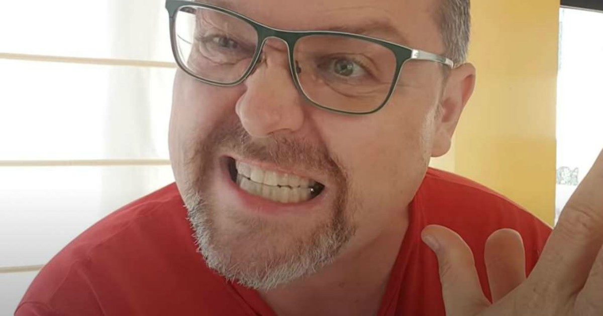 Gian Luca Gregis incita i suoi followers a “spaccare le ossa” a giornalisti, poliziotti “cacasotto” e politici: il folle appello alla violenza dello youtuber