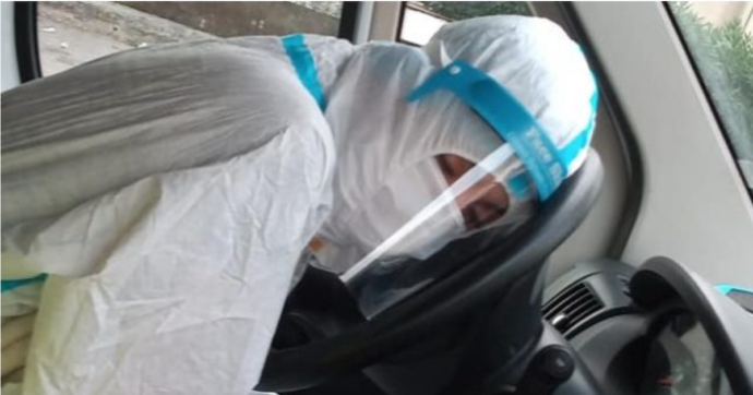 Dorme sul volante stremata dal turno: la foto dell’infermiera a Palermo fa il giro del web. “Non siamo eroi, serve l’impegno di tutti”