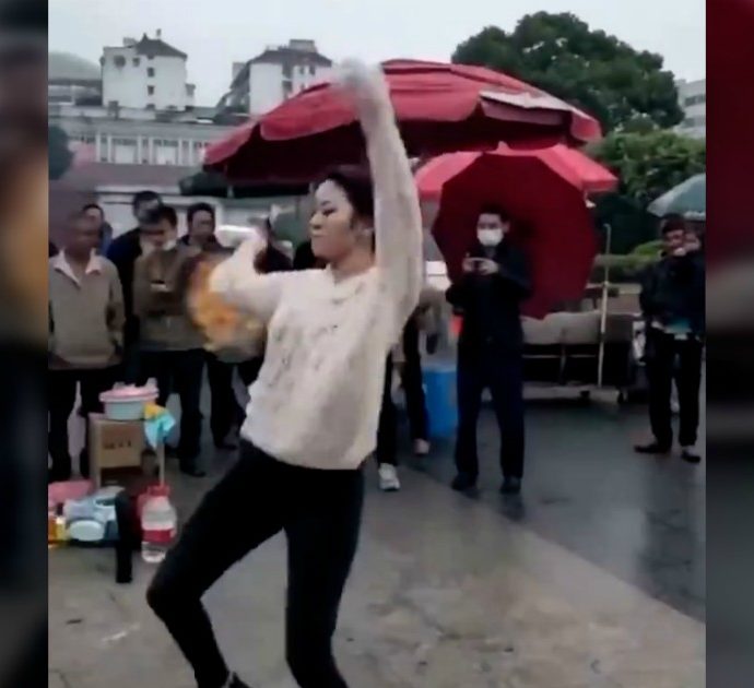 Così una ragazza cuoce i noodles in un mercato cinese: lo “show-cooking” da milioni di visualizzazioni online – Video
