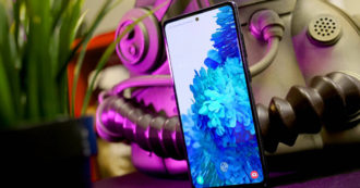 Copertina di Samsung Galaxy S20 FE 5G recensione: top gamma economico con qualche compromesso