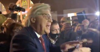 Copertina di Sgarbi senza mascherina tra la folla di commercianti a Ferrara insulta Conte