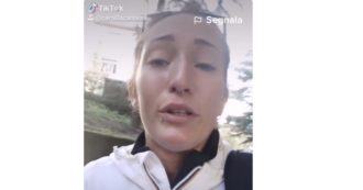 “Quando sei lesbica, in Italia, si comportano così i tuoi vicini di casa omofobi”: lo sfogo della 23enne Camilla Cannoni virale su TikTok