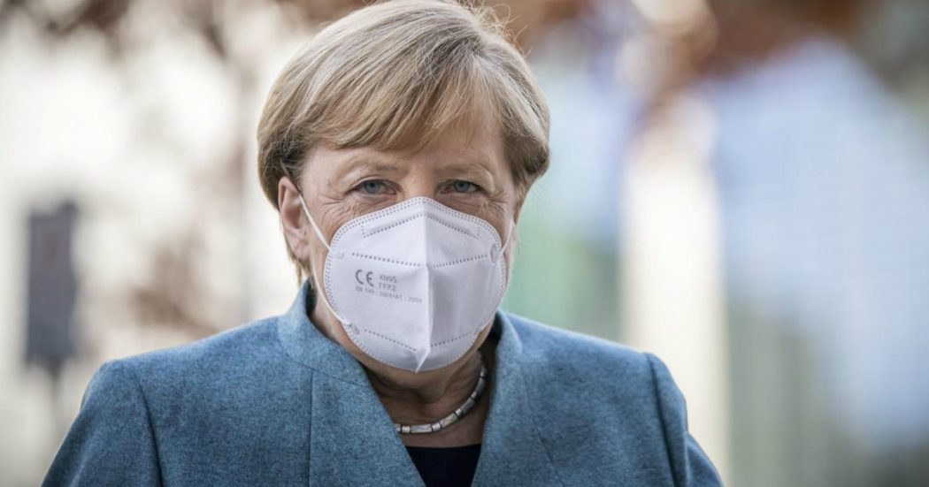 Coronavirus, parziale lockdown in Germania dal 2 novembre. Merkel: “Misure dure, fallito il tracciamento”. Stadi e ristoranti chiusi, aperti scuole e negozi