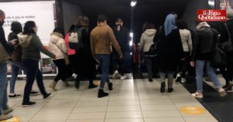 Coronavirus, la metro di Milano all’ora di punta: “Meno gente di settimana scorsa, ma spesso è ancora difficile mantenere il distanziamento”