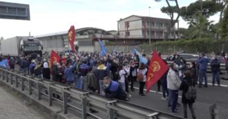 Copertina di Whirlpool, gli operai in corteo bloccano l’autostrada a Napoli per protestare contro la chiusura dello stabilimento