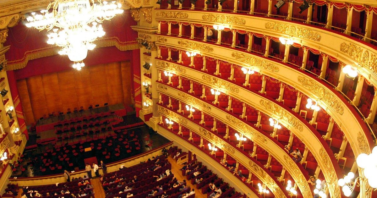 Milano, rinviati concerti al Teatro alla Scala: sospetto caso Covid fra i musicisti dell’orchestra Staatslapelle di Berlino