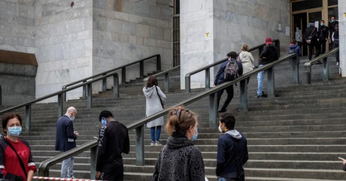 Copertina di I tribunali ora tornano alla Fase 1: udienze a porte chiuse e interrogatori da remoto