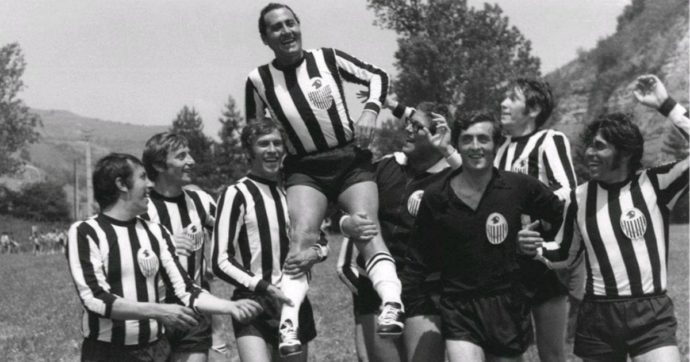 Quel gruppo di calciatori trasformati in attori per un’estate: “Ricevevo 10mila lire al giorno”. Il Borgorosso Football Club di Alberto Sordi