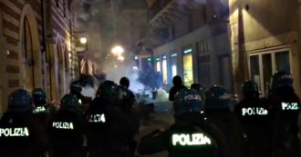 Copertina di Verona, bombe carta e sedie contro la polizia. L’estrema destra scende in piazza: il video