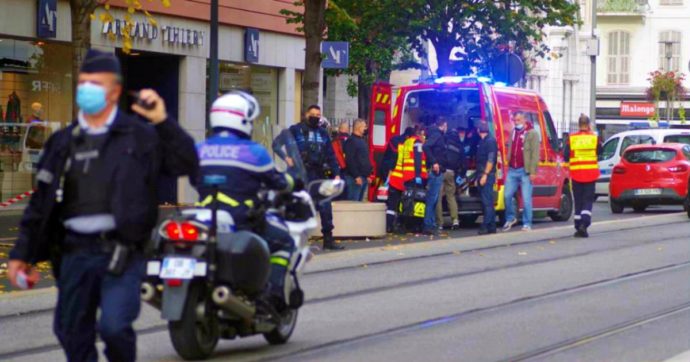 Nizza, attentato nella cattedrale di Notre-Dame: uomo con un coltello uccide 3 persone. “Una donna è stata decapitata, è terrorismo”