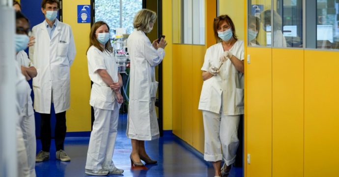 Coronavirus, il Belgio supera già il record dei ricoverati della prima ondata. Al lavoro i medici positivi asintomatici