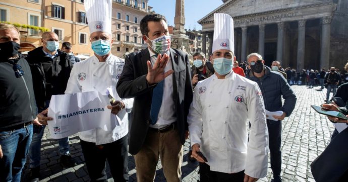 “Vattene, buffone!” I ristoratori cacciano Salvini dalla piazza