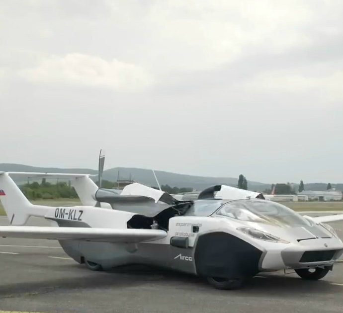 La fantasia diventa realtà: ecco l’auto sportiva che si trasforma in aereo. Il video