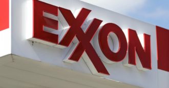 Copertina di Per i big per petrolio Exxon e Chevron un 2022 da record: grazie all’aumento dei prezzi i loro profitti sfiorano i 100 miliardi