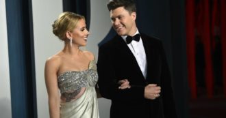 Copertina di Scarlett Johansson si è sposata per la terza volta: ecco chi è suo marito Colin Jost