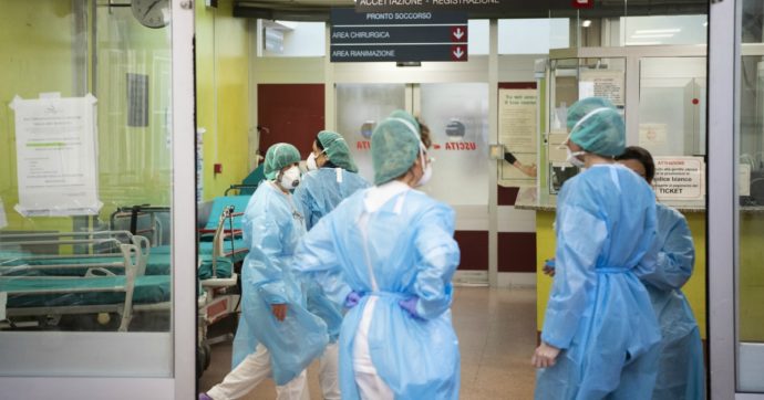 Coronavirus, l’allarme dei medici ospedalieri del Piemonte: “In Regione serve un lockdown totale, prevedibile collasso del sistema”