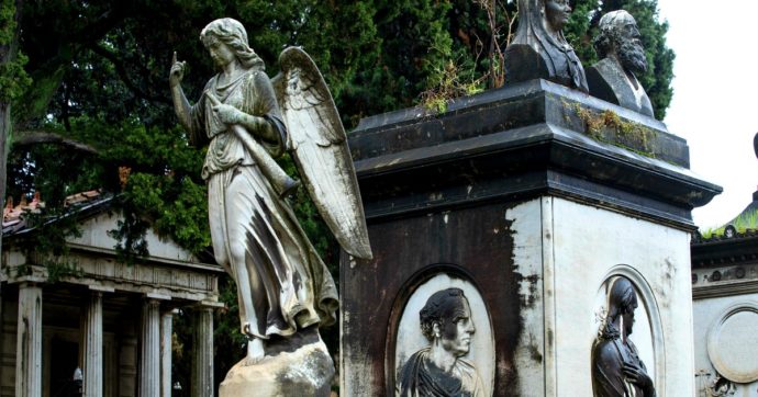 Scoperto “il collezionista di morte”: rubava foto e ceneri di giovani ragazze nei cimiteri di Roma