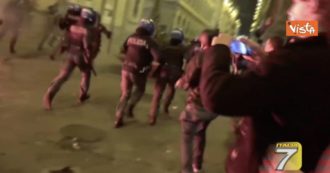 Copertina di Scontri a Firenze alla manifestazione contro Dpcm, disordini e tensioni fino a tarda notte. Diverse cariche della polizia (le immagini)