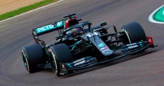 Copertina di F1, Hamilton vince il Gp dell’Emilia-Romagna. Settimo titolo costruttori di fila per Mercedes