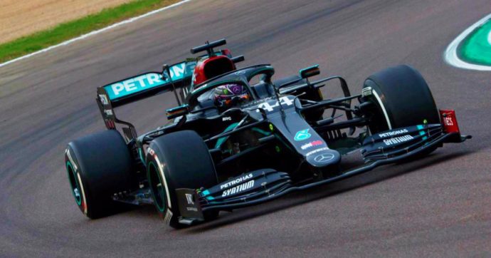 F1, Hamilton vince il Gp dell’Emilia-Romagna. Settimo titolo costruttori di fila per Mercedes