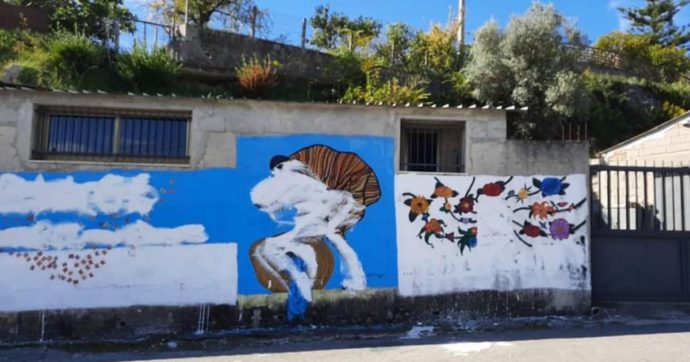 A Riace vandalizzato il murales dedicato a Peppino Impastato. L’ex sindaco Lucano: “gli ideali fanno paura alle mafie”