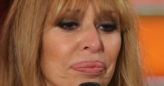 Copertina di Ballando con le Stelle, Milly Carlucci ha un crollo e scoppia in lacrime con Alessandra Mussolini: ecco cosa è successo