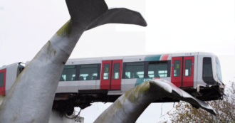 Copertina di Metropolitana deraglia in Olanda, treno salvato dalla coda di una balena in plastica. Le immagini del vagone sospeso nel vuoto