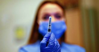 Vaccino Covid, in Spagna aumenta chi vuole farlo ma quasi uno su 3 dice di no (più che in Italia). “Ora al via campagna informativa”