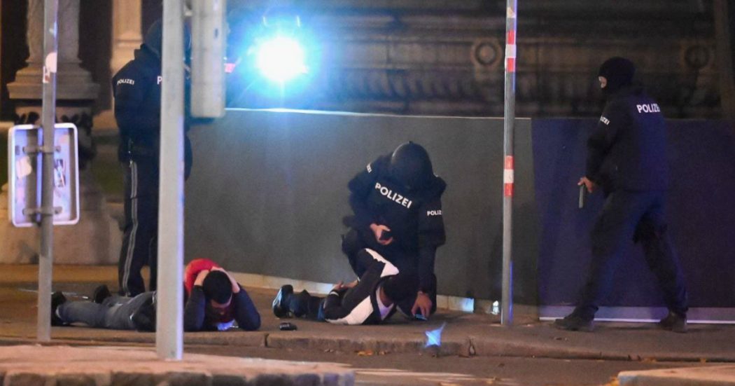 Attentato a Vienna, sparatorie in sei zone della città. “Un killer ucciso, almeno un altro è in fuga”. Kurz: “Terrorismo con organizzazione professionale”