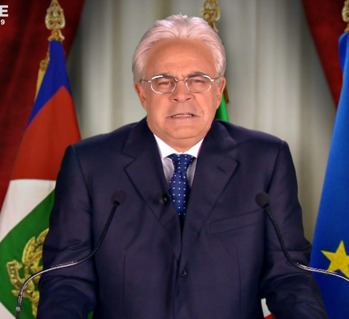 Crozza-Mattarella risponde a Toti: “Isoliamo i 70enni improduttivi, ma anche i governatori 50enni produttivi di cazzate”