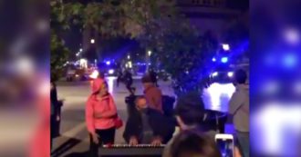 Copertina di Sirene, proteste anti-lockdown e scontri con la polizia: attorno regna il caos ma lui suona il pianoforte. Il video che “sintetizza” il 2020