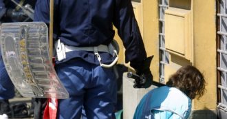 Copertina di Promossi due poliziotti condannati per il G8 di Genova, lo “sconcerto” di Amnesty, Arci e Leu. Il dipartimento: “Avanzamento automatico”