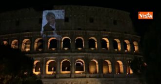 Copertina di Gigi Proietti, l’omaggio di Roma all’attore: le immagini del Colosseo e del Campidoglio illuminati