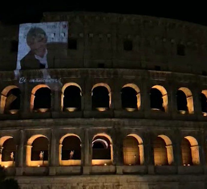 Gigi Proietti, l’omaggio di Roma all’attore: le immagini del Colosseo e del Campidoglio illuminati