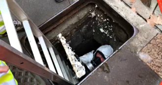 Rapina in banca a Milano, agenti si calano nei tombini alla ricerca dei malviventi. Testimone: “Scena da film, poliziotti ricoperti di fango”