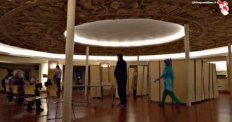 Copertina di Il Museo della Scienza di Milano si trasforma in ambulatorio privato per le vaccinazioni: “Qui anche tanti over 65”. “Mesi di attesa con l’Ats”