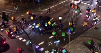 Copertina di Milano, rider protestano in strada contro il contratto: “Sciopero di quattro giorni, disattiviamo le app per le consegne”