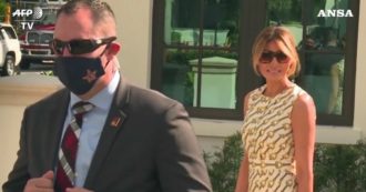 Copertina di Elezioni Usa 2020, Melania Trump vota in Florida: al seggio senza mascherina e con un vestito Gucci