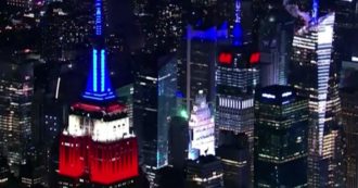 Copertina di Elezioni Usa 2020, New York si illumina con i colori della bandiera americana: lo spettacolo della città che attende l’esito del voto – Video