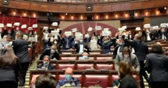 Copertina di Legge sull’omotransfobia, centrodestra protesta in Aula con cartelli e bavagli. Dissidenti di Forza Italia votano a favore: “Diciamo sì con orgoglio”