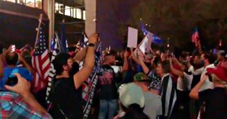 Copertina di Usa 2020, elettori di Trump protestano di fronte al centro elettorale in Arizona: “Fateci entrare”