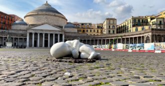 Copertina di Napoli, spunta un bambino abbandonato in piazza del Plebiscito. È l’opera dell’artista Jago: “Look down, non lockdown”